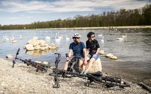 Fahrradfahren Landkreis Neu-Ulm Paar Tourismus Freizeit Urlaub Donau Ufer Fluss Schwäne