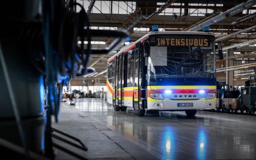 Setra, DRK, Intensivtransportwagen, Bus, Fabrik, Werk Neu-Ulm, Halle, Industrie, Blaulicht