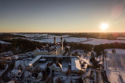Kloster Roggenburg, Landkreis Neu-Ulm, Drohne, Winter, Panorama, Luftaufnahme, Tourismus, Marketing