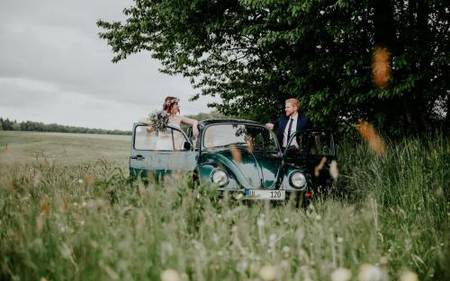 Hochzeitsfotograf Ulm Lonsee VW Käfer Brautpaarshooting Ettlenschiess Auto Beetle