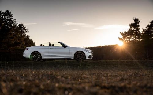 Mercedes-AMG C63 Cabrio Fotoshooting Natur V8 weiss Ulm Schwäbische Alb Autofotograf Sonnenuntergang Landschaft Front Feldweg Cruiser