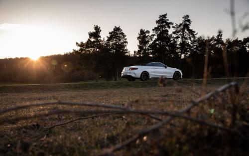 Mercedes-AMG C63 Cabrio Fotoshooting Natur V8 weiss Ulm Schwäbische Alb Autofotograf Sonnenuntergang Landschaft Front Feldweg Cruiser